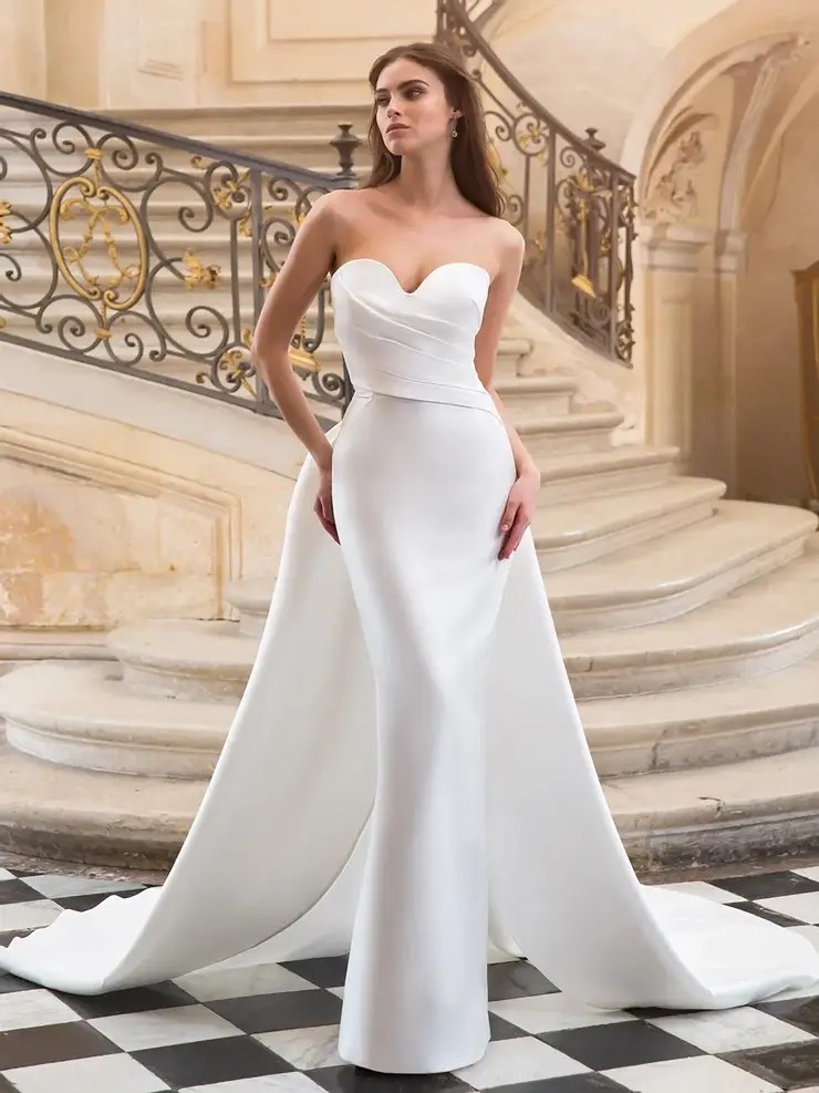Model wearing a Élysée gown