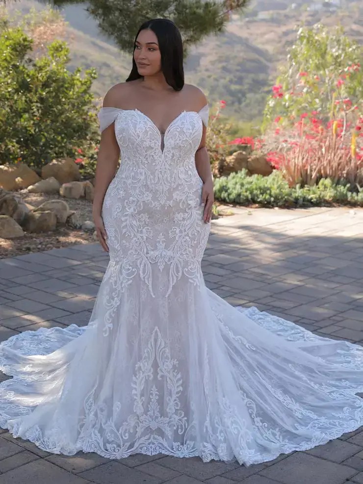 Model wearing a Élysee Édition gown